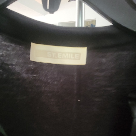 Black Buttoned Sleeveless Tank Top with Notched Collar - Picture 4 of 4